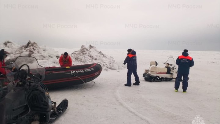 На Сахалине 14 рыбаков унесло в море на оторванной льдине