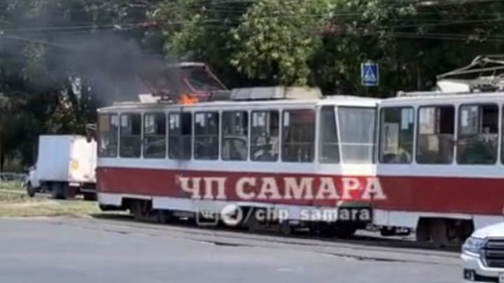 Двери не открывались: в Самаре трамвай загорелся на ходу