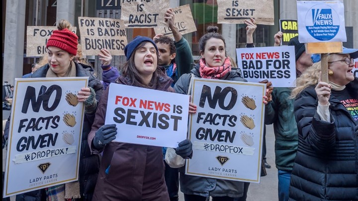 Запад разрывается от злости. Но смотрит интервью Путина