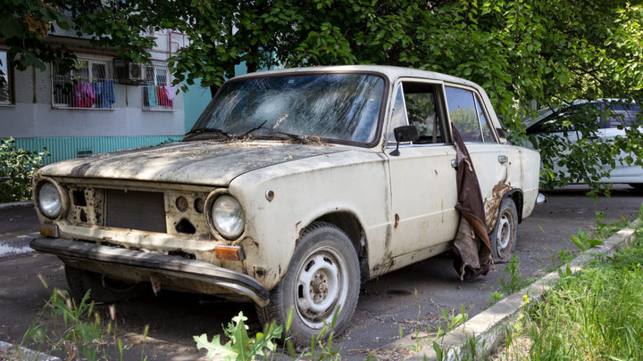 Жителей Подмосковья научили избавляться от брошенных автомобилей во дворе
