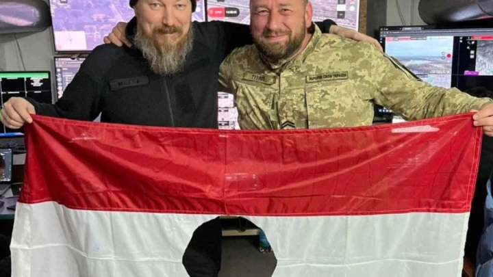 Посол Украины сделал провокационное фото с продырявленным флагом Венгрии