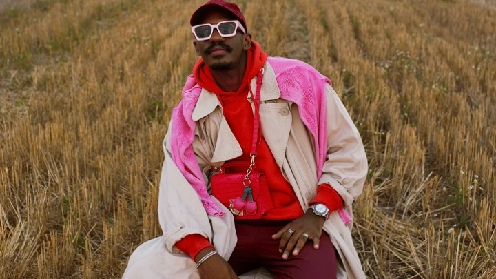 Стал есть супы каждый день, здороваться с котами и больше смеяться: Как  ведут себя иностранцы, пожив месяц в России