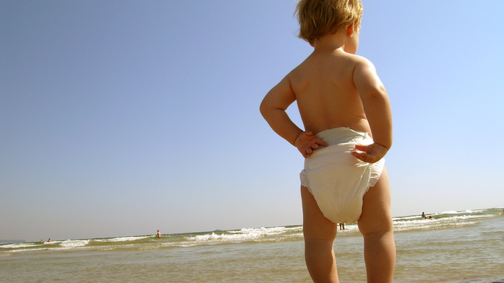 Американец в подгузниках устроил скандал, прорываясь на детскую площадку