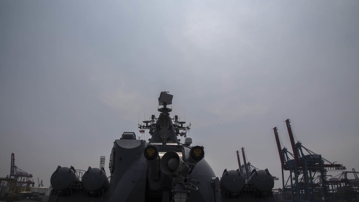 Варяг с Адмиралом Пантелеевым показали мощь Тихоокеанского флота в День ВМФ