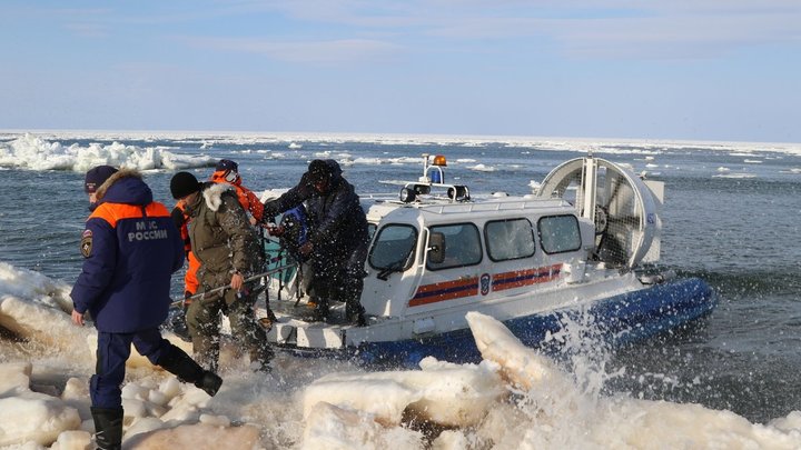Вниз по Волге: девять рыбаков оказались на дрейфующей льдине близ Городца