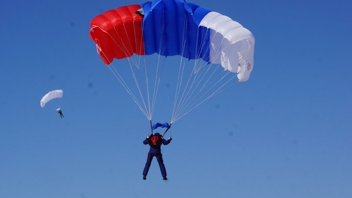 Стоял на кондиционере: Парашютист совершил необычное приземление