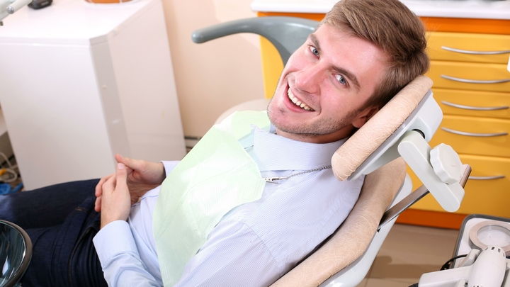 Они тоже стареют. Стоматолог развеял 3 популярных мифа о зубах