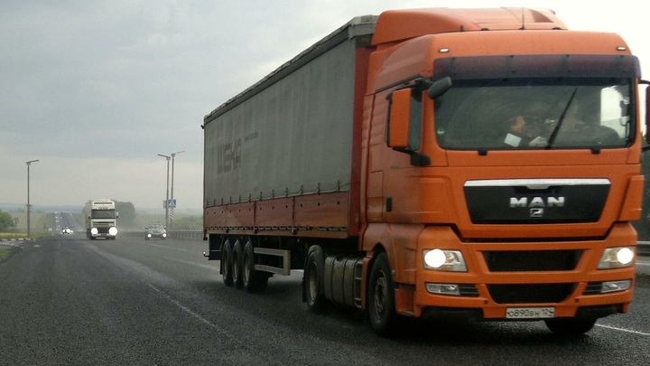 Я здесь главный: Разъярённый поляк с криками проломил кабину российской фуры