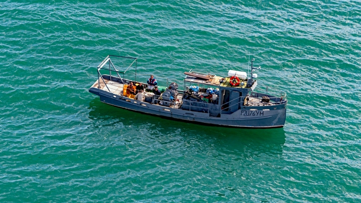 На судне у берегов Камчатки неожиданно умерло сразу три моряка