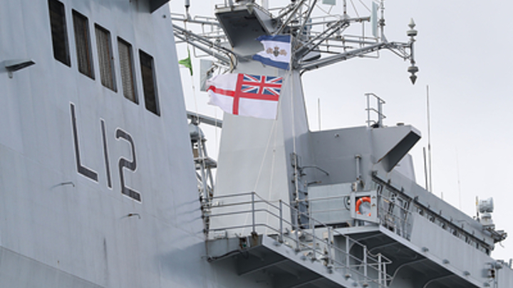 Гордость британского флота затопило: Новейший авианосец попал на миллионы фунтов