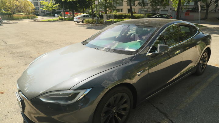 Аж диву даёшься: Нашедшие под капотом палки и изоленту владельцы Tesla оправдали производителя