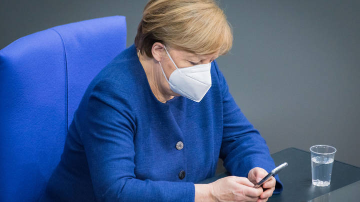 Стереть всё: Секрет опасного мобильника Меркель раскрыл Сосновский