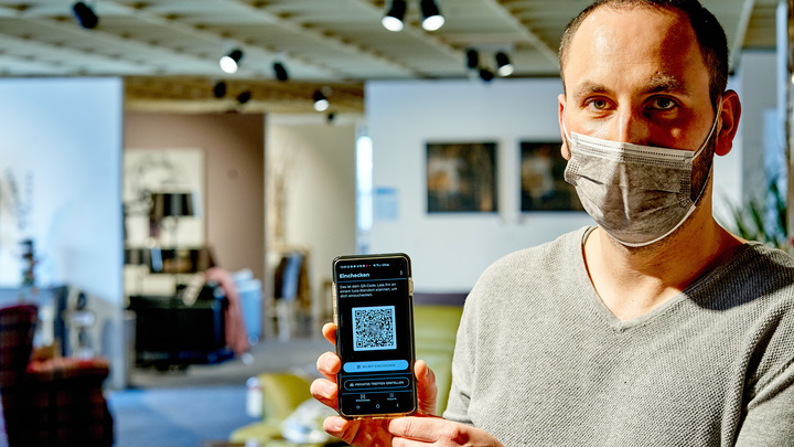 Редкое фото: Журналист показал, как делали QR-коды 400 лет назад