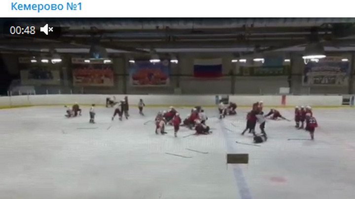 Жестокую драку устроили хоккеисты на льду в Новокузнецке