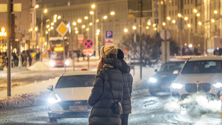 Следы крови погибших девушки и парня не убрали с тротуара в Новосибирске