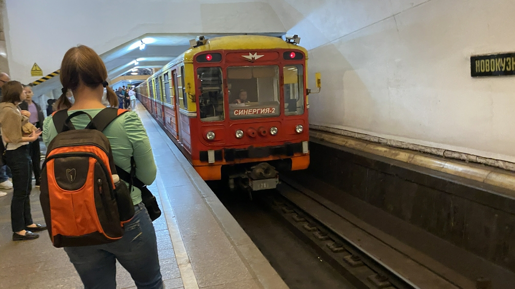 Поезда на фиолетовой ветке метро в Москве ходят с увеличенными интервалами из-за человека на путях