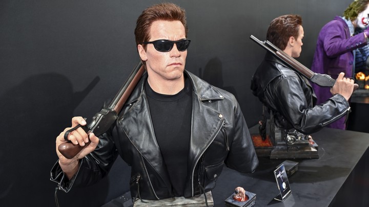 Пьяный терминатор в Екатеринбурге угрожал пистолетом курьеру: Триллер из жизни попал на видео