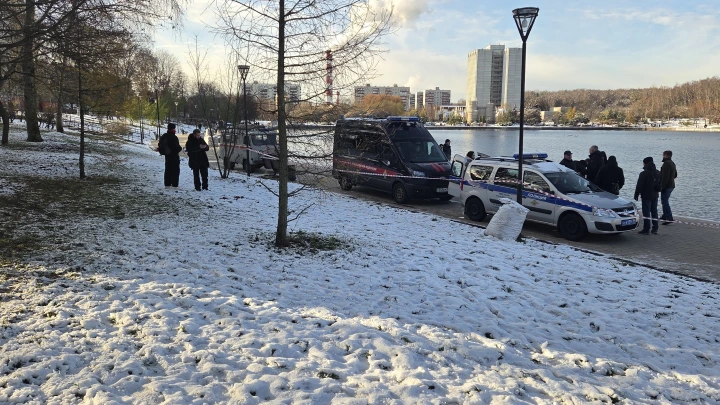 На берегу остался самокат и плюшевый мишка. Чудовищная находка в Гольяновском пруду Москвы потрясла местных: Страшно