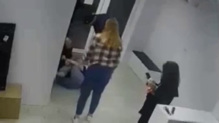 Избили ногами: в Краснодаре неизвестные напали на двух 12-летних девочек в пункте выдачи заказов