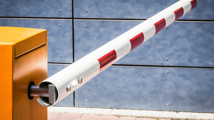 В Краснодаре шлагбаумы научат автоматически открываться перед машинами экстренных служб