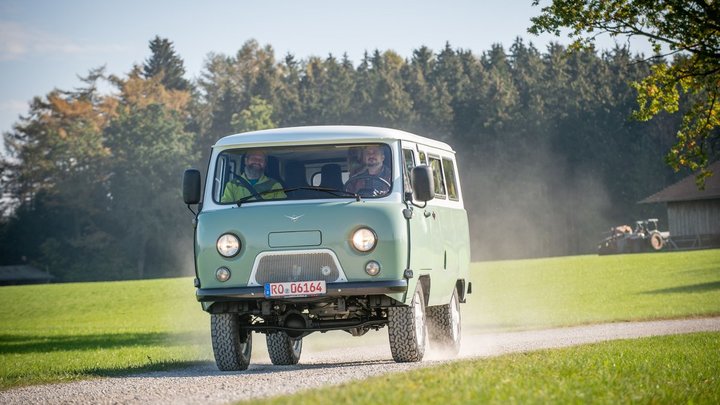 Пара из Швейцарии испытала русский внедорожник: Тысячу раз умер во время тест-драйва