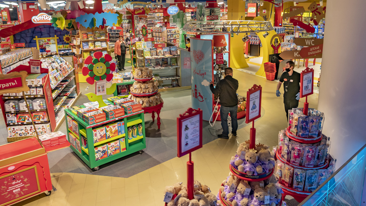 Чешский магазин запретил вход привитым: К владельцу тут же пришли с проверкой