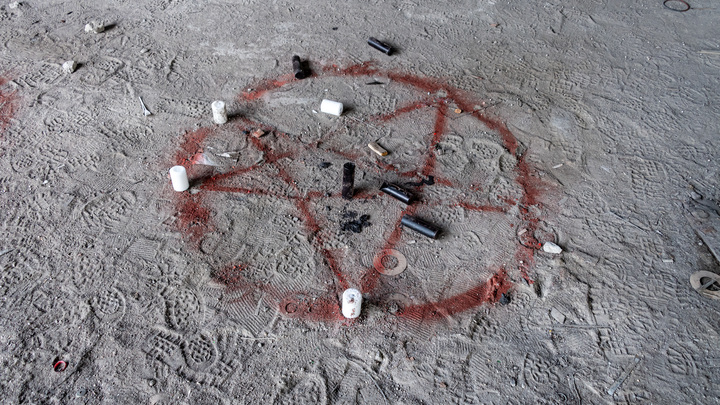 Угрозы, пентаграмма и свеча: кто запугивает жильцов многоэтажки в Купчино