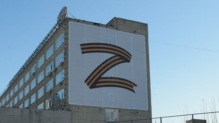 Группа “Би-2” отказалась выступать в Омске из-за баннера с Z-символикой