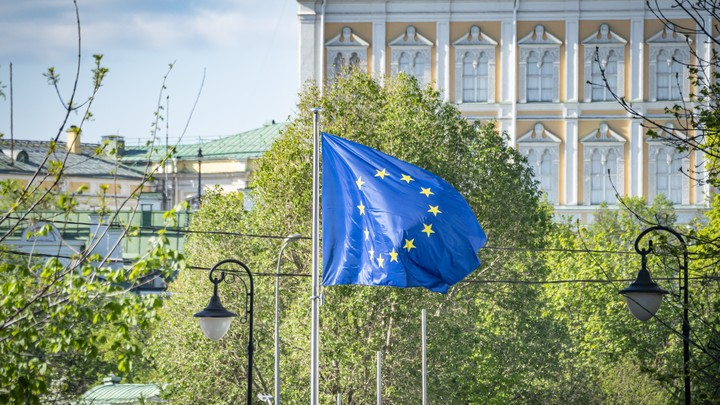 Протестующие в Белграде выгнали с митинга провокаторов с флагами ЕС