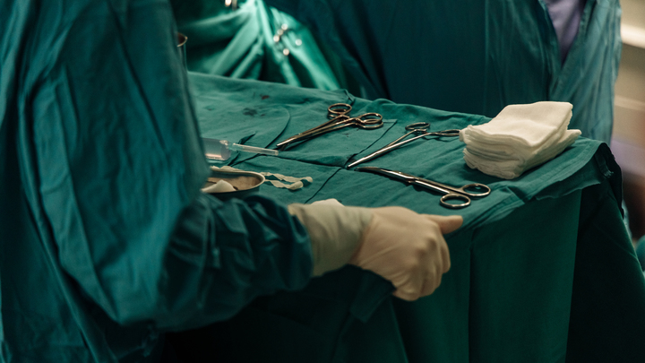 Выгнал всех - оперировал один, каждую секунду ожидая взрыва. Путин велел найти хирурга, который спас бойца с миной внутри