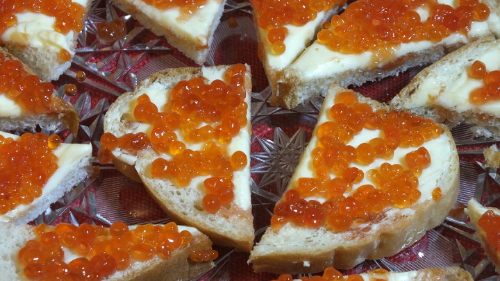 Эксперт Бережная оценила новогодний стол в 12 тысяч рублей