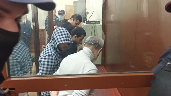 В суд - под лай собак и плач женщин в хиджабах: Внезапный поворот по делу о теракте в Крокусе