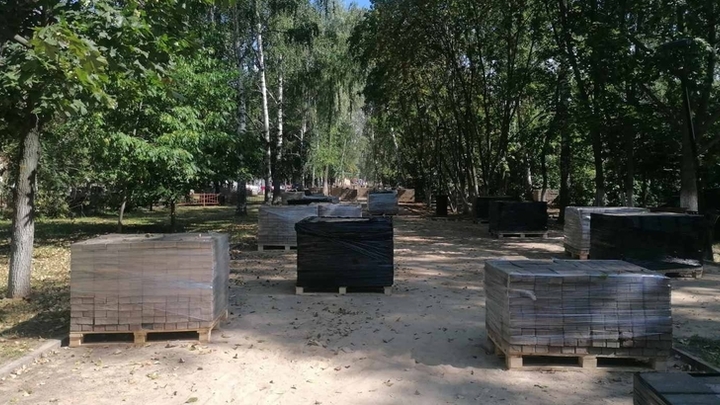 На Автозаводе начали приводить в порядок сквер на улице Дьяконова