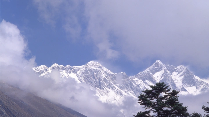 Спасательная операция на высоте в 5350 метров: На Эльбрусе застряли иностранные альпинисты-дикари