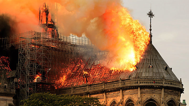 Сгорела история Франции: За объятым огнём Собором Парижской Богоматери следил весь мир