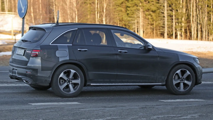 Audi Q5 вспыхнул на трассе в Новосибирске: страховая отказала в выплате
