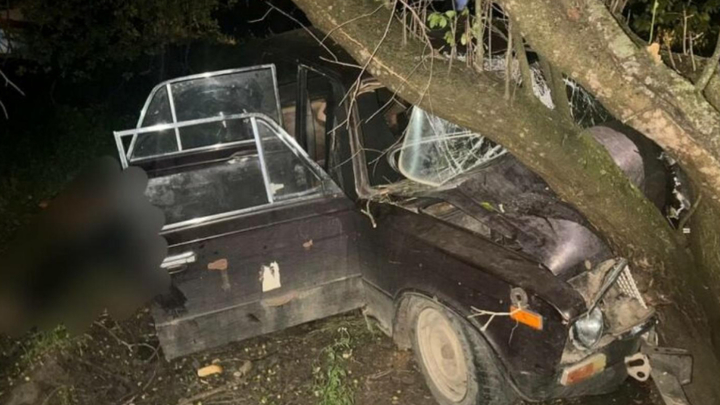 Водитель шестерки врезался в дерево и погиб