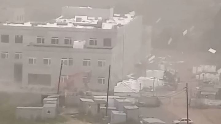 Ураган в Копейске сорвал крышу со школы — видео