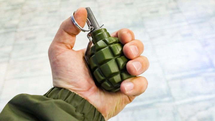 Москвич угрожает взорвать гранатой квартиру с женой