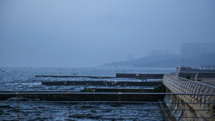 Что-то серьёзное зацепили русские ракеты. Скорые и пожарные час гоняют по Одессе