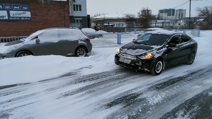 Дороги пусты: в Челябинске автомобилисты отказались выезжать из дома из-за непогоды