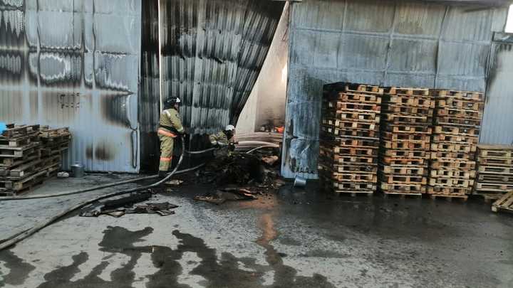 Горит 300 квадратов: В Северском районе тушат пожар на складе