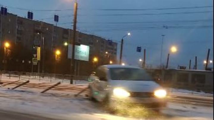 Такси снесло новый забор посреди дороги в Челябинске