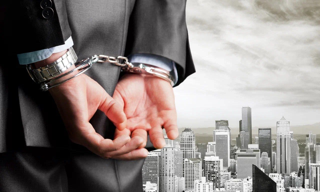 Крики ура! и овации: Как задерживали чиновника у аэропорта Ижевска