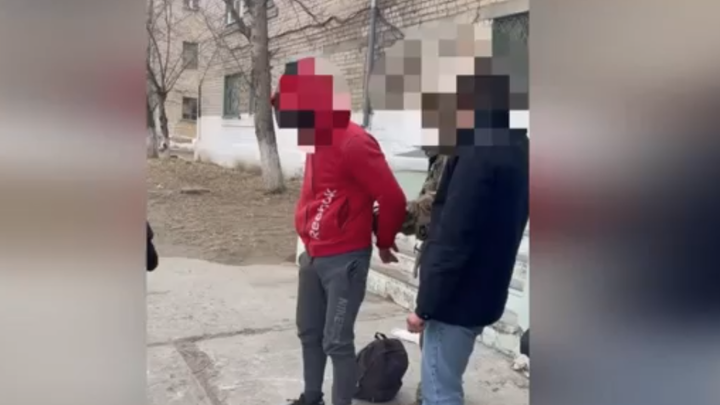 В центре Читы ФСБ задержала дилера с рюкзаком наркотиков