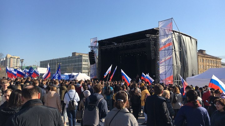 Патриотический марафон ZаРОССИЮ: Как проходит концерт около ГПНТБ в Новосибирске