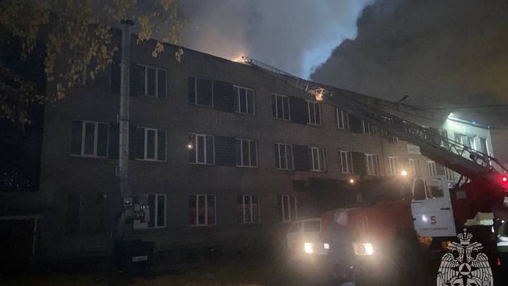 Крупный пожар произошёл в производственном цехе в Новосибирске