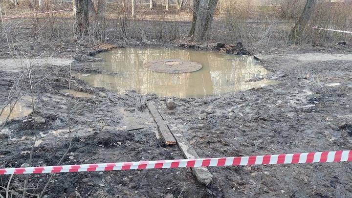 В Архангельске спасатели пришли на помощь к девочке, которая застряла в глине