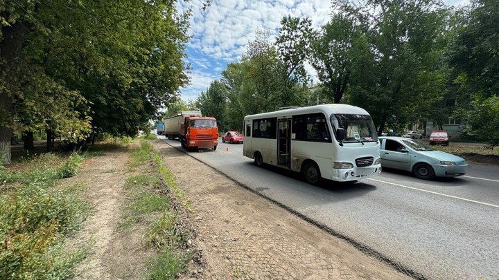 Два грузовика и автобус с людьми столкнулись в Самаре