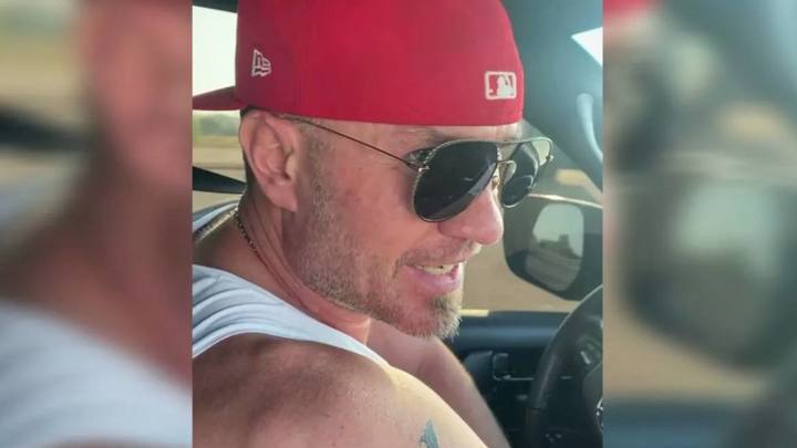 Фигурист Роман Костомаров показал, как управляет автомобилем без протезов